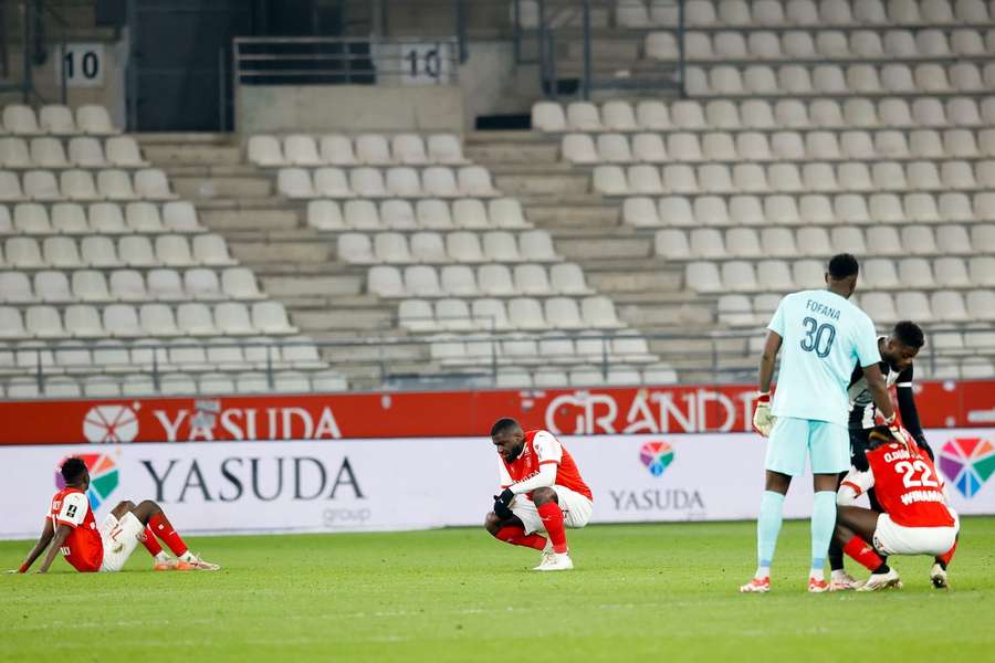 Yahia Fofana (Angers) console son compatriote ivoirien Oumar Diakité après la défaite de Reims contre le SCO