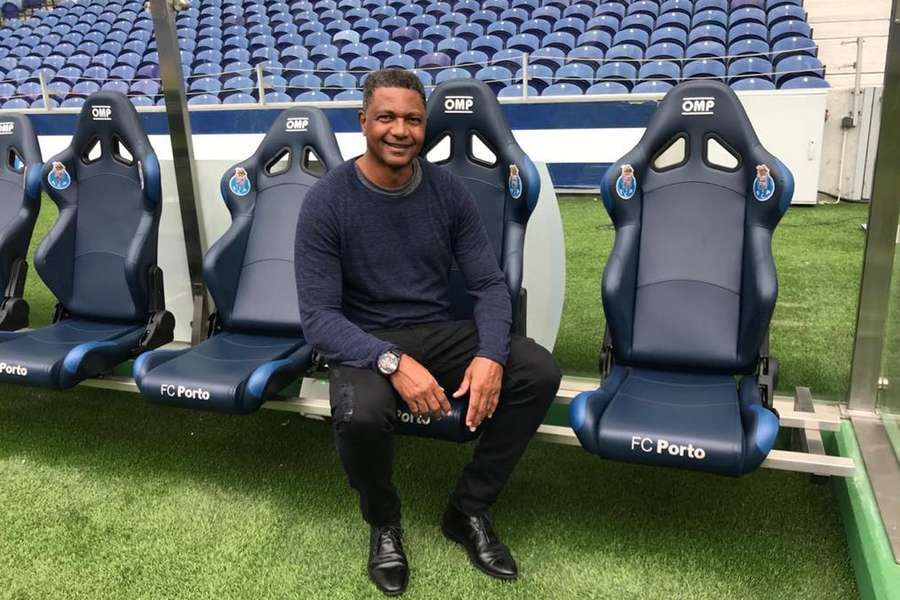 Aloísio sentado no banco de suplentes do Estádio do Dragão Aloísio sentado no banco de suplentes do Estádio do Dragão