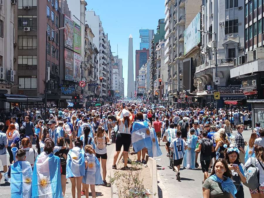 Massen von Menschen auf dem Weg zum Obelisk in Buenos Aires