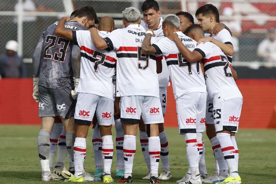 Elenco tricolor preparado antes de a bola rolar em Itu