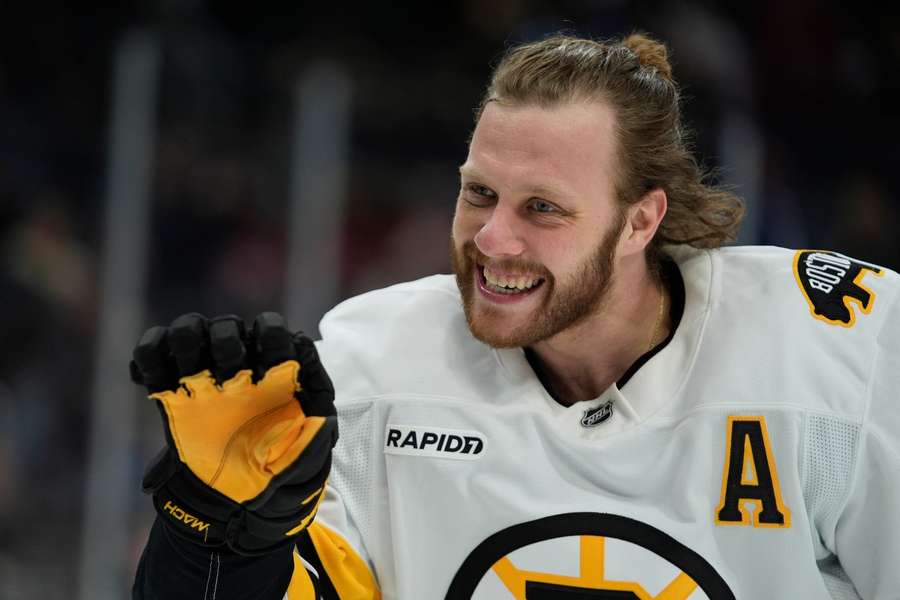 Pastrňák přihrál na tři góly, přesto Boston prohrál.