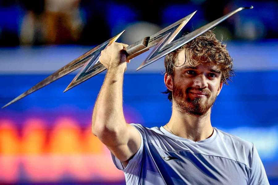 Tomáš Macháč s trofejí pro vítěze Ultimate Tennis Showdown.