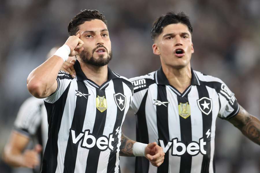Cobrando pênalti, Alex Telles fez o primeiro gol do Botafogo no clássico contra o Vasco Cobrando pênalti, Alex Telles fez o primeiro gol do Botafogo no clássico contra o Vasco