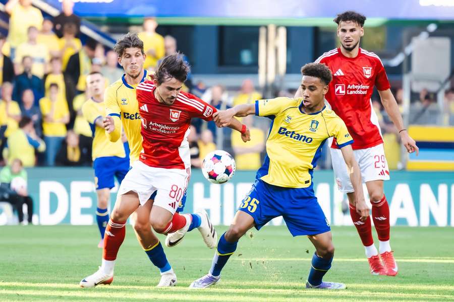 Alexi Pitu (numărul 80) în tricoul lui Vejle BK