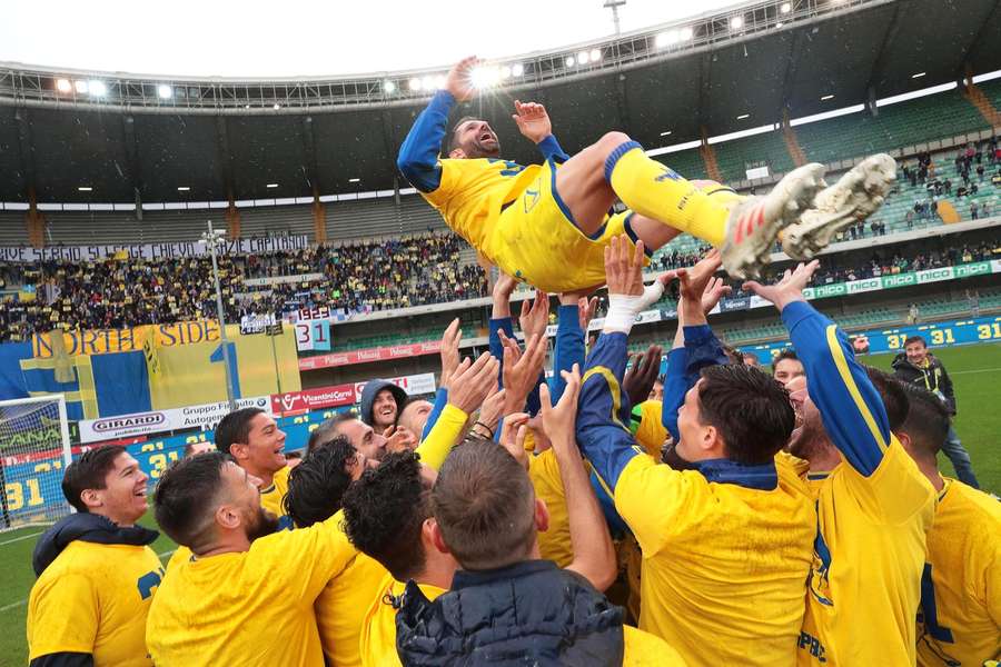 19 maggio 2019, Pellissier portato in trionfo dai propri compagni dopo la sua ultima gara con la maglia del Chievo