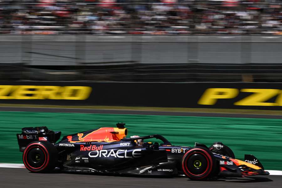 Verstappen lidera sin apenas oposición en Suzuka.