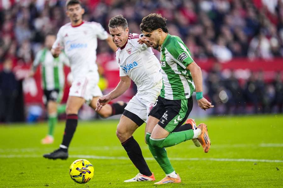 Azpilicueta y Abde, en el último Sevilla-Betis