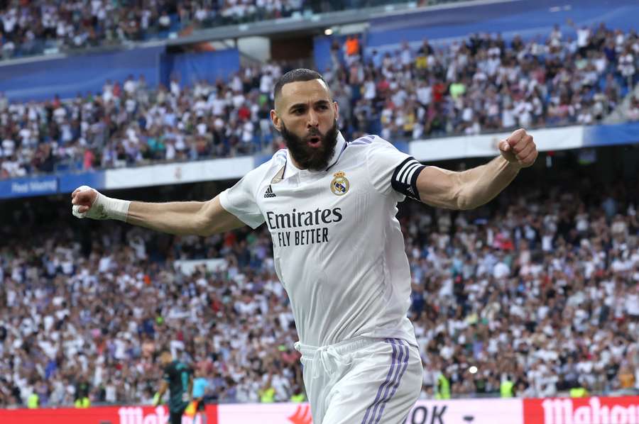 Hattrick van Karim Benzema helpt Real Madrid aan overwinning op Almeria