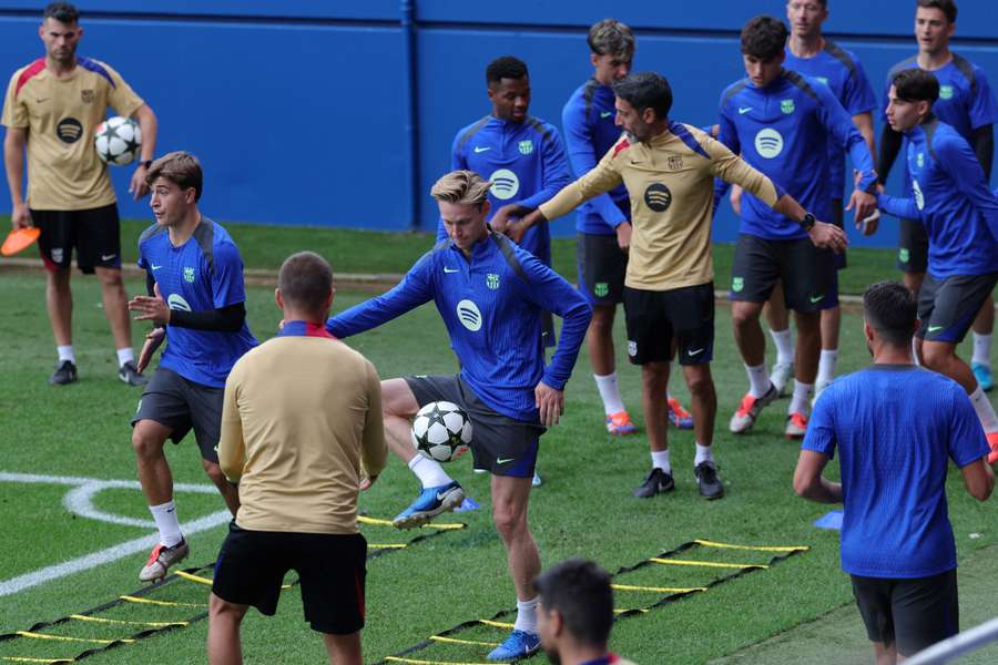 De Jong, durante um treino com o Barcelona