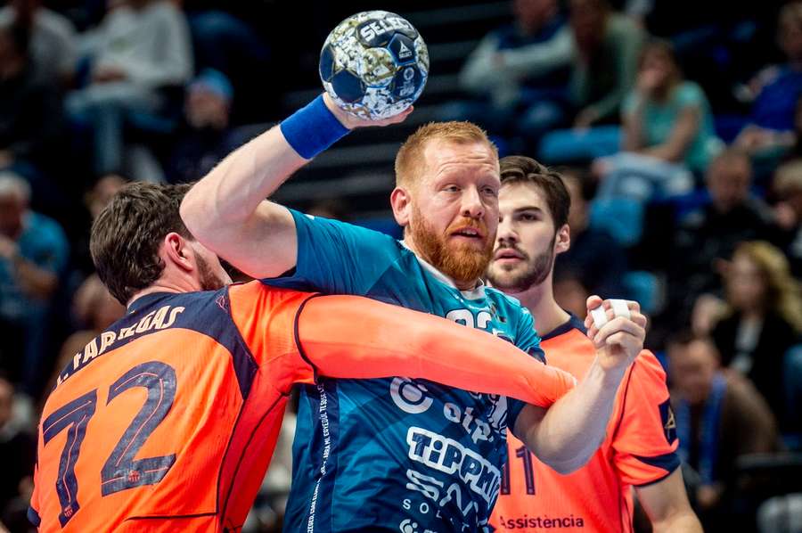 Jim Gottfridsson em ação pelo Pick Szeged frente ao Barcelona na Liga dos Campeões Jim Gottfridsson em ação pelo Pick Szeged frente ao Barcelona na Liga dos Campeões