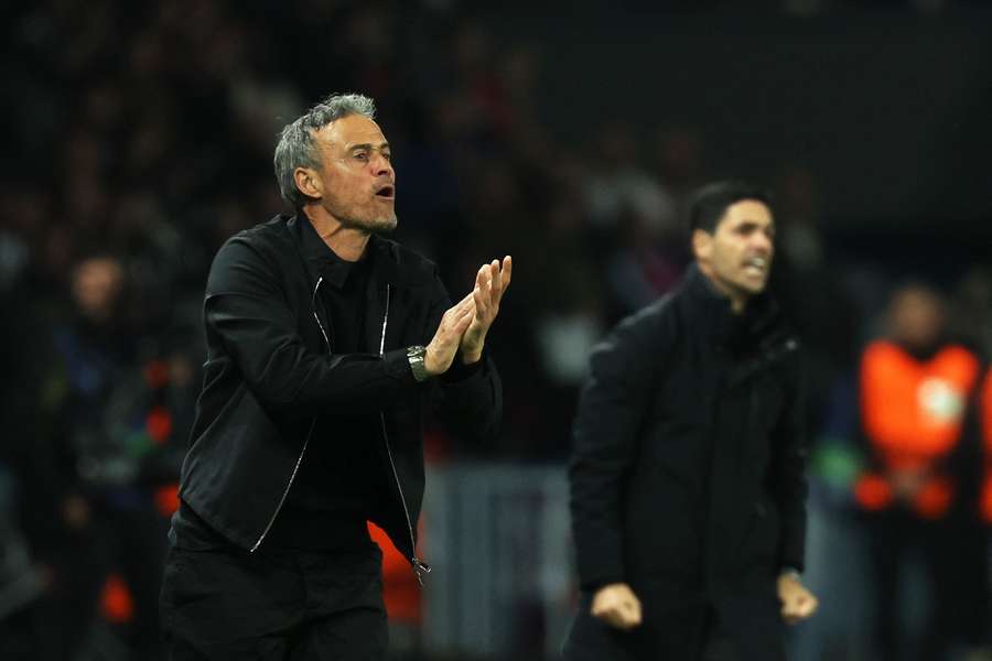 Luis Enrique da órdenes a los suyos, igual que Arteta en el fondo.