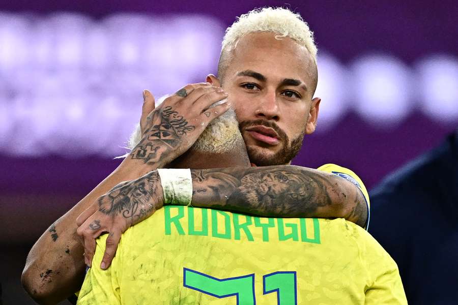 Neymar abraza a Rodrygo