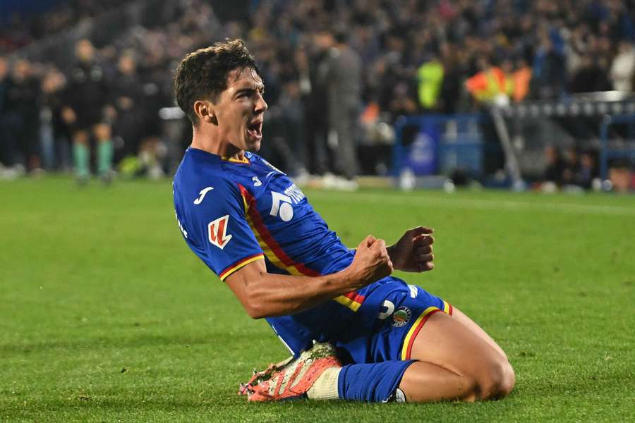 Mario Martín dal první gól Getafe při výhře nad Gironou. Mario Martín dal první gól Getafe při výhře nad Gironou.