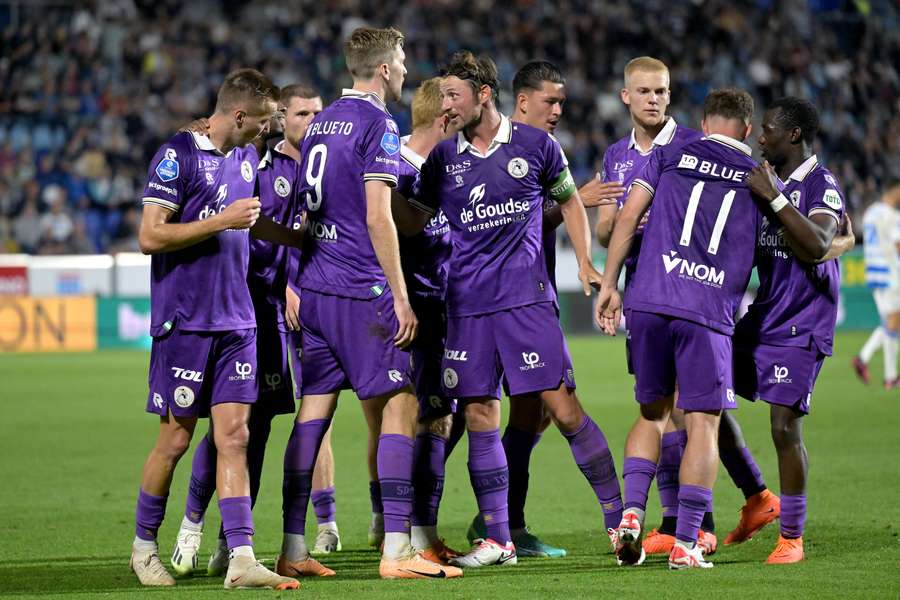 Tobias Lauritsen wordt gefeliciteerd met zijn 0-2