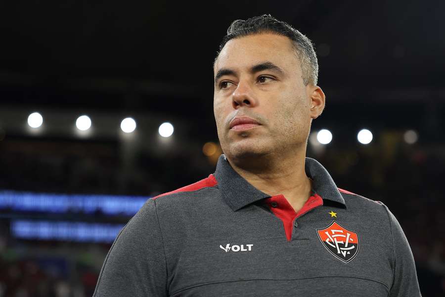 Tá na hora do Jair? No pior momento no clube, técnico completa um ano no Vitória Tá na hora do Jair? No pior momento no clube, técnico completa um ano no Vitória