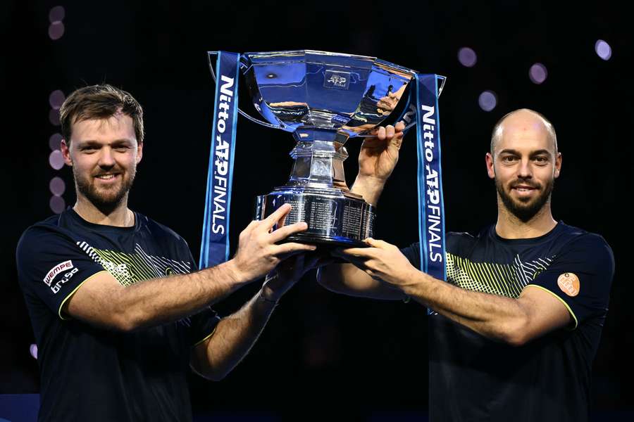 Krawietz et Pütz soulevant leur trophée.