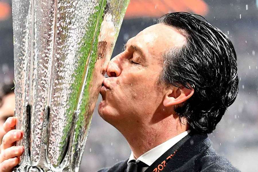 Unai Emery s trofejí pro vítěze Evropské ligy. Unai Emery s trofejí pro vítěze Evropské ligy.