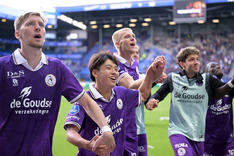 Koti Saito (tweede van links) viert de overwinning met zijn teamgenoten