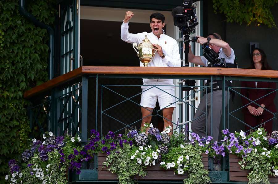 Carlos Alcaraz l'an passé avec son trophée.