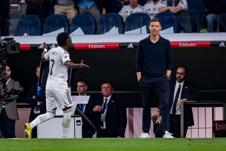 Vinicius și Xabi Alonso Vinicius și Xabi Alonso