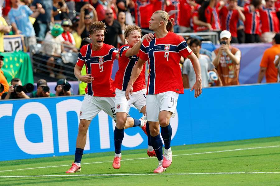 Erling Haaland slaví gól do sítě Brazílie. Erling Haaland slaví gól do sítě Brazílie.