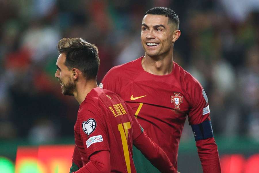 Ricardo Horta felicitado por Cristiano Ronaldo após o segundo golo de Portugal