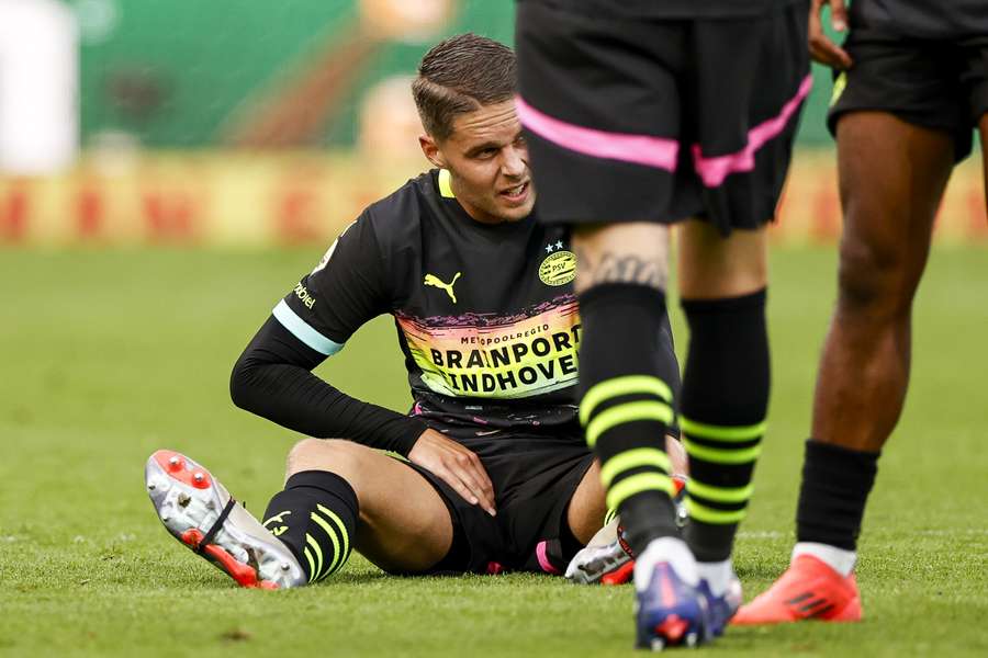 Joey Veerman raakte geblesseerd tegen Willem II