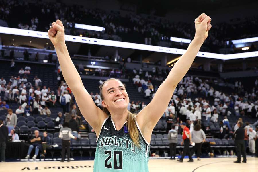 Sabrina Ionescu célébrant la victoire de son équipe
.