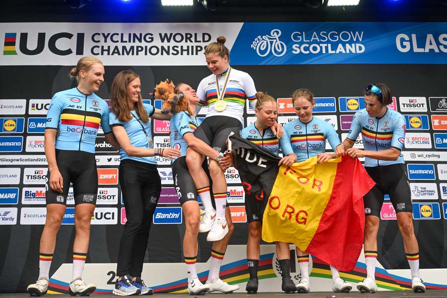 Kopecky, de 27 anos, cumpriu os 154,1 quilómetros entre Loch Lomond e Glasgow, onde estava montado um circuito urbano, em 4:02.12 horas
