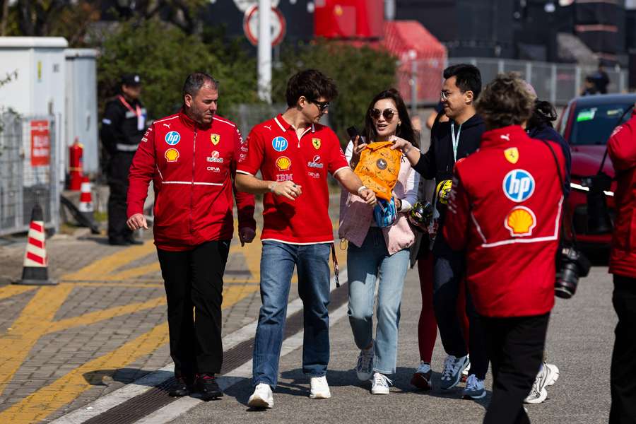 Des fans chinois interpellant Charles Leclerc dans le paddock du circuit de Shanghai.