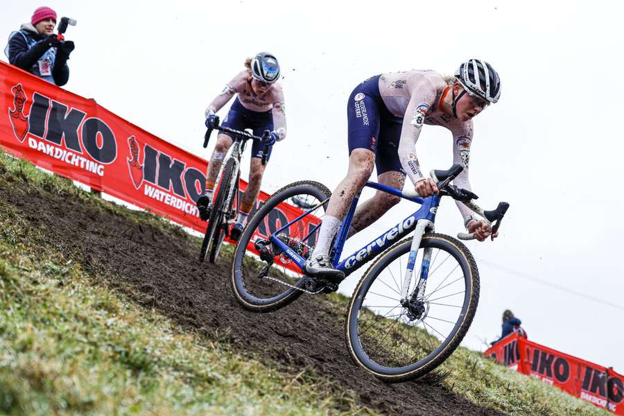 Fem Van Empel soleert bij elitevrouwen naar wereldtitel in Hoogerheide