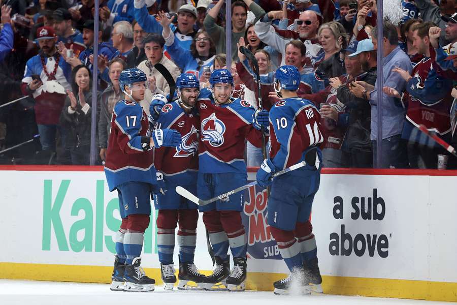 Die Colorado Avalanche feiern den Sieg im ersten Spiel ihrer Serie gegen die Minnesota Wild.