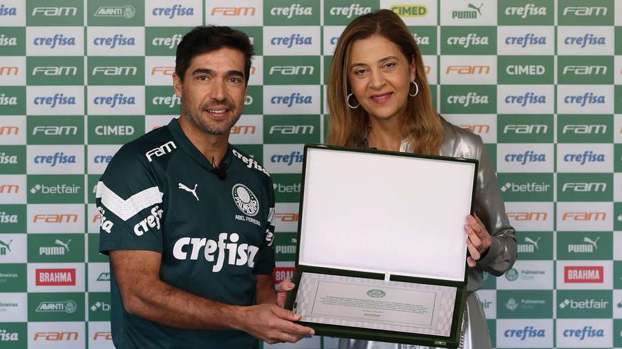 Abel Ferreira recebe homenagem de Leila Pereira
