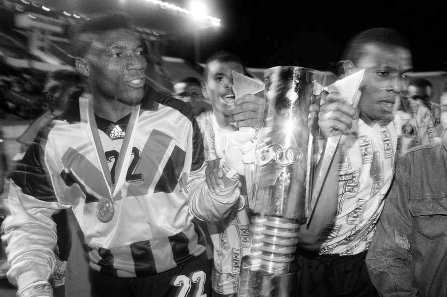 Peter Rufai (l.) feiert den Gewinn des Afrikanischen Nationen-Pokals im Jahr 1994 Peter Rufai (l.) feiert den Gewinn des Afrikanischen Nationen-Pokals im Jahr 1994