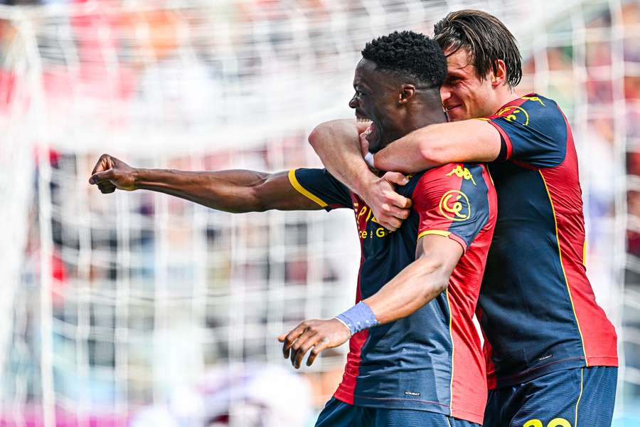 Caleb Ekuban și Lorenzo Colombo se bucură după gol