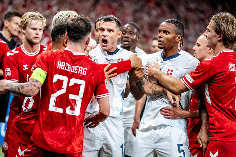 Danmarks Pierre-Emile Højbjerg og Schweizs Manuel Akanji og Granit Xhaka i forbindelse efter at Patrick Dorgu har gjort det til 1-0