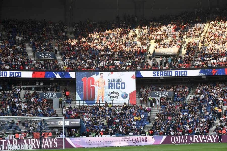 PSG-målmand takker fans for støtte efter spark fra hest