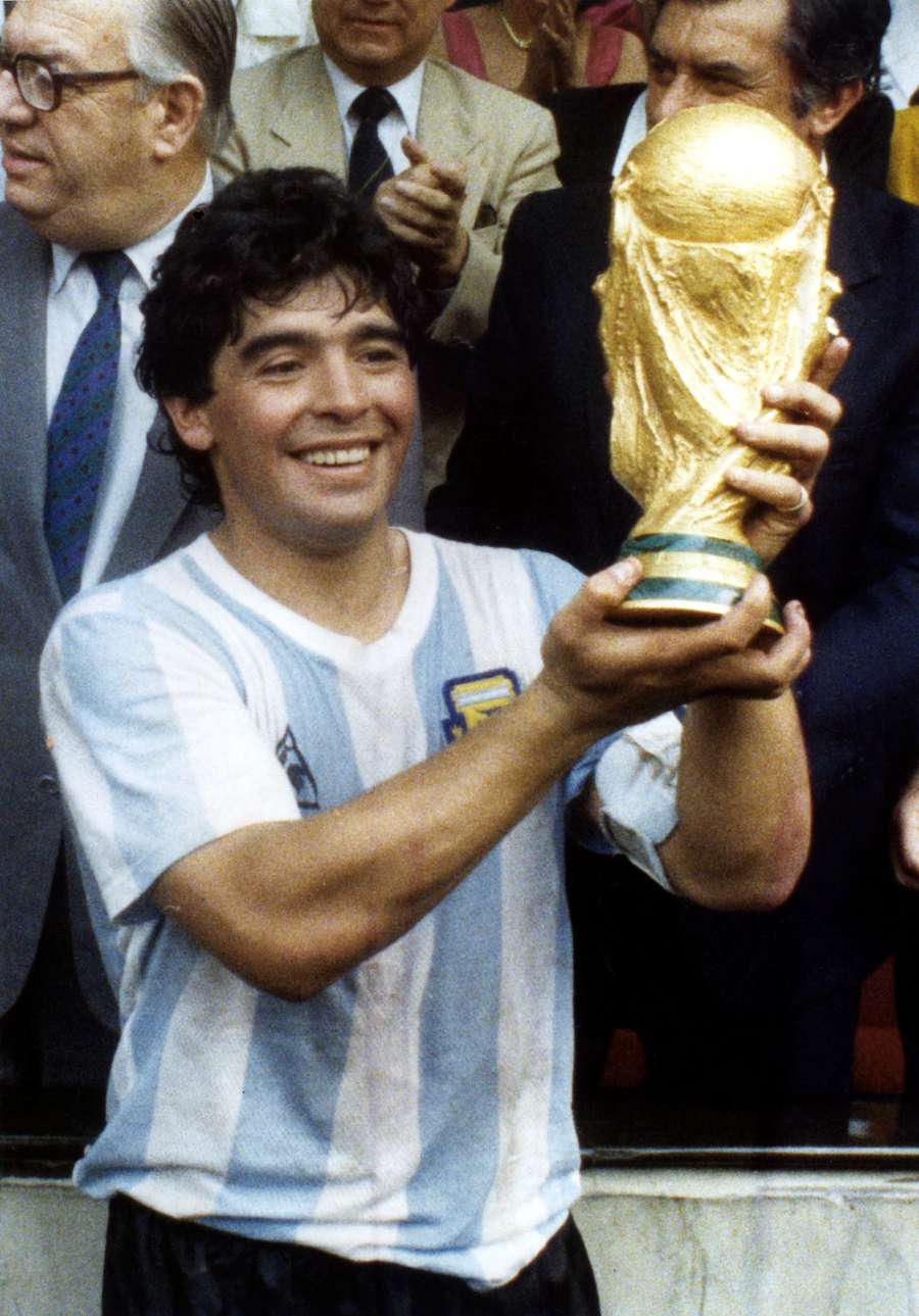 Maradona levanta la Copa del Mundo