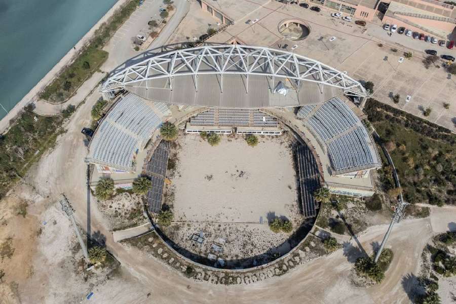 O estádio que acolheu o voleibol de praia em 2004, agora abandonado como muitos outros