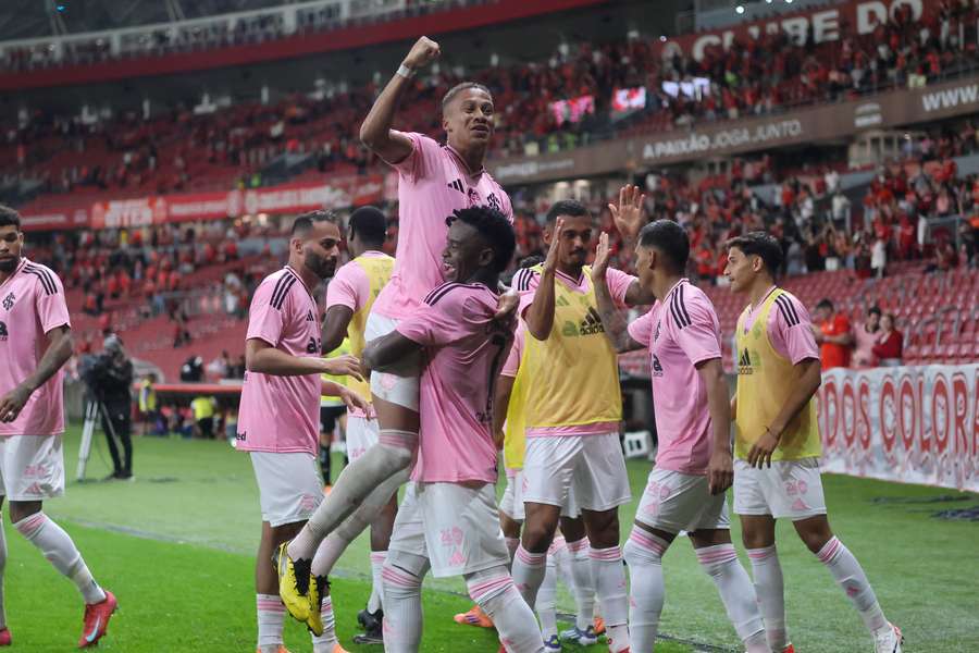 Vitinho é celebrado pelos companheiros após marcar contra o Botafogo Vitinho é celebrado pelos companheiros após marcar contra o Botafogo