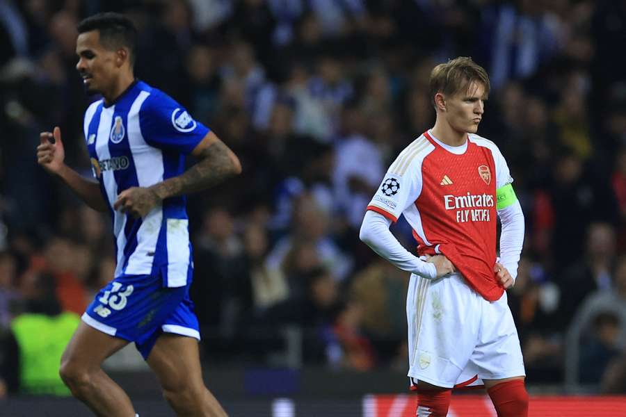 Galeno, autor do golo, perante o capitão do Arsenal, Odegaard