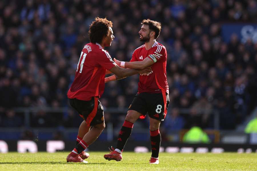 Fernandes (R) and Zirkzee celebrate Man Utd's first goal