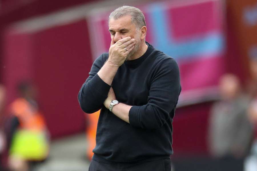 Antrenorul lui Tottenham Hotspur, Ange Postecoglou, cu mâna acoperindu-și fața