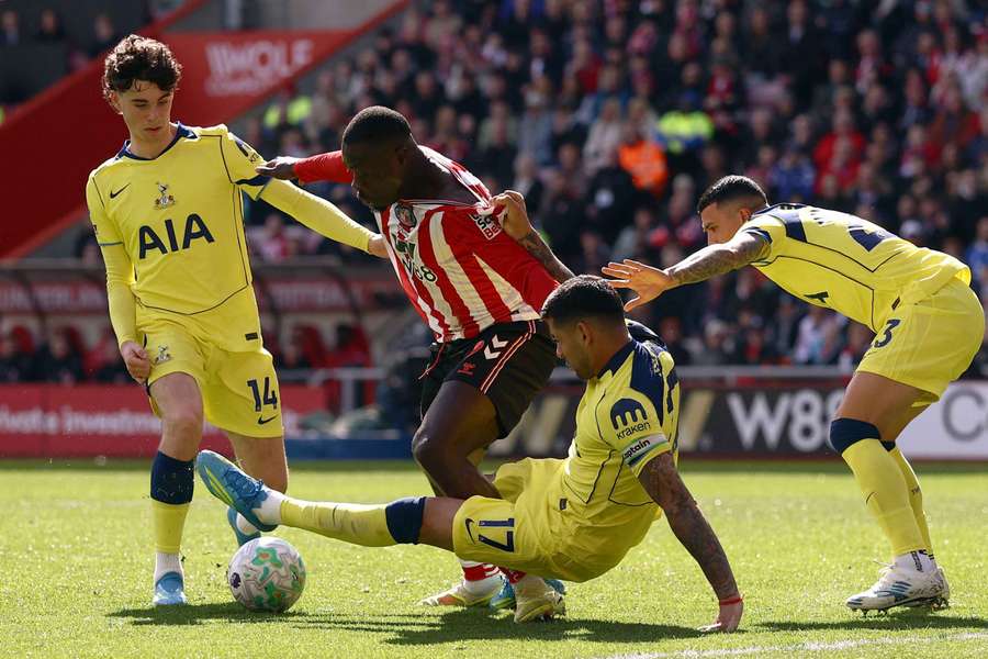 Brobbey im Zweikampf mit gleich drei Tottenham-Verteidigern.