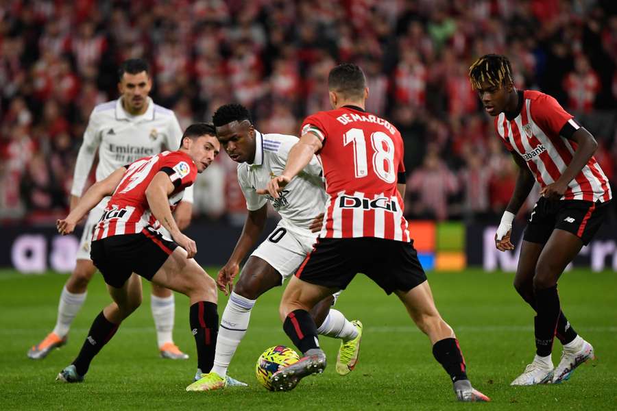 Vinicius Junior, rodeado de jugadores del Athletic Club.