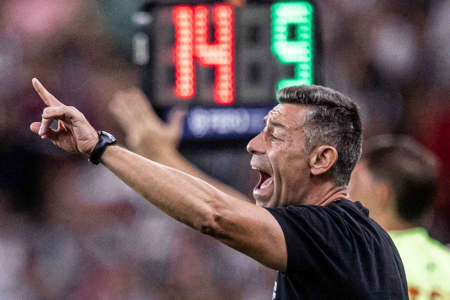 Pedro Caixinha começa a ser pressionado