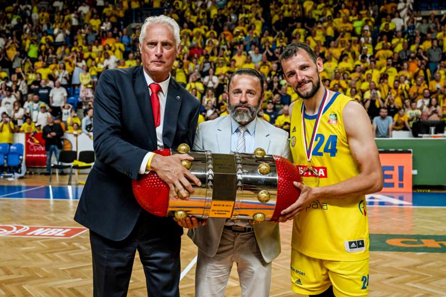 Jakub Šiřina (vpravo) s trofejí pro vítěze tuzemské NBL.
