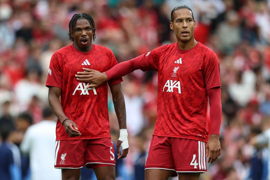 Virgil van Dijk (à direita) é uma das referências dos Reds