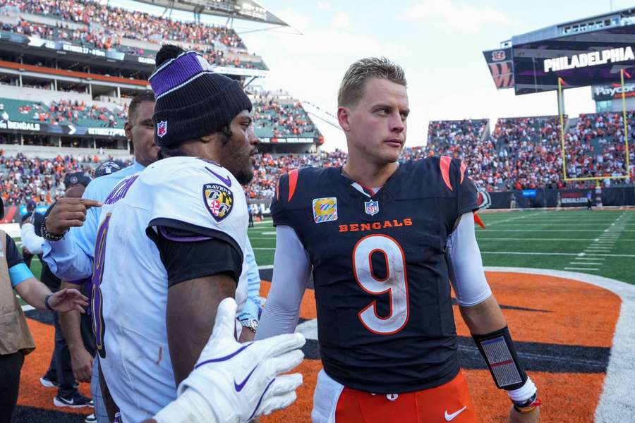 Lamar Jackson y Joe Burrow se saludan al término del partido