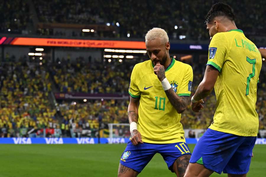 Neymar comemora gol do Brasil com Lucas Paquetá